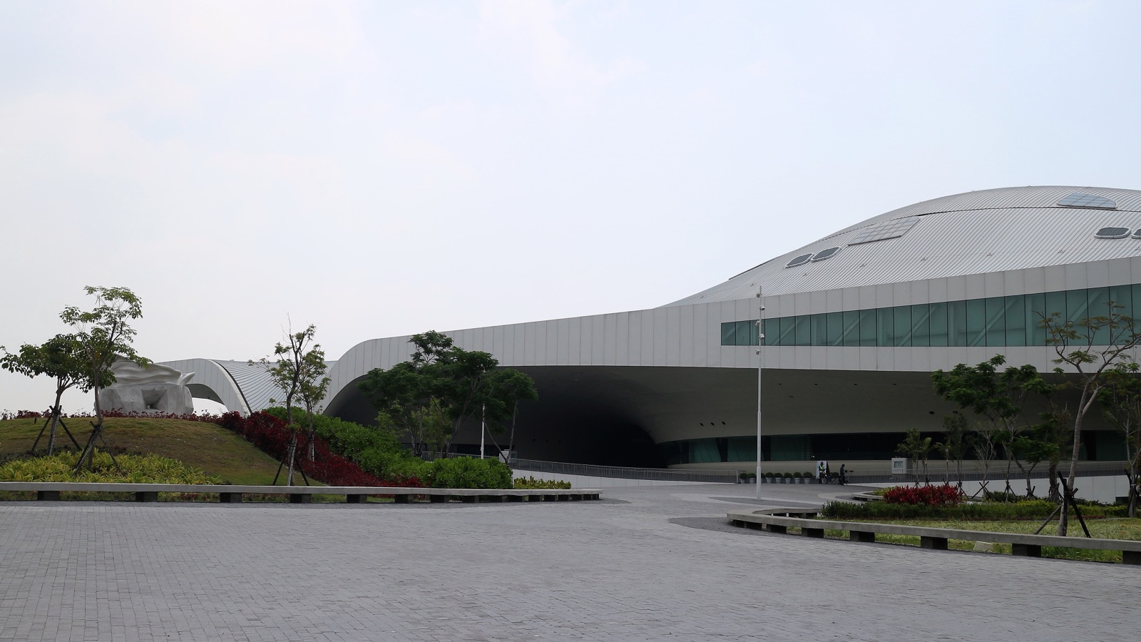 衛武營國家藝術文化中心白色流線外觀與前方廣場